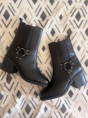 The Drop Black Leather Block Heel Ankle Boots